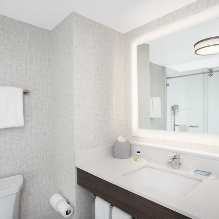 Holiday Inn Express Hotel & Suites Ottawa Airport By Ihg Exterior foto