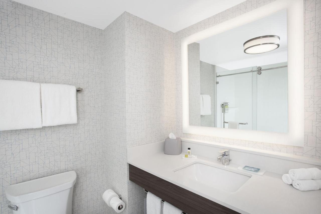 Holiday Inn Express Hotel & Suites Ottawa Airport By Ihg Exterior foto