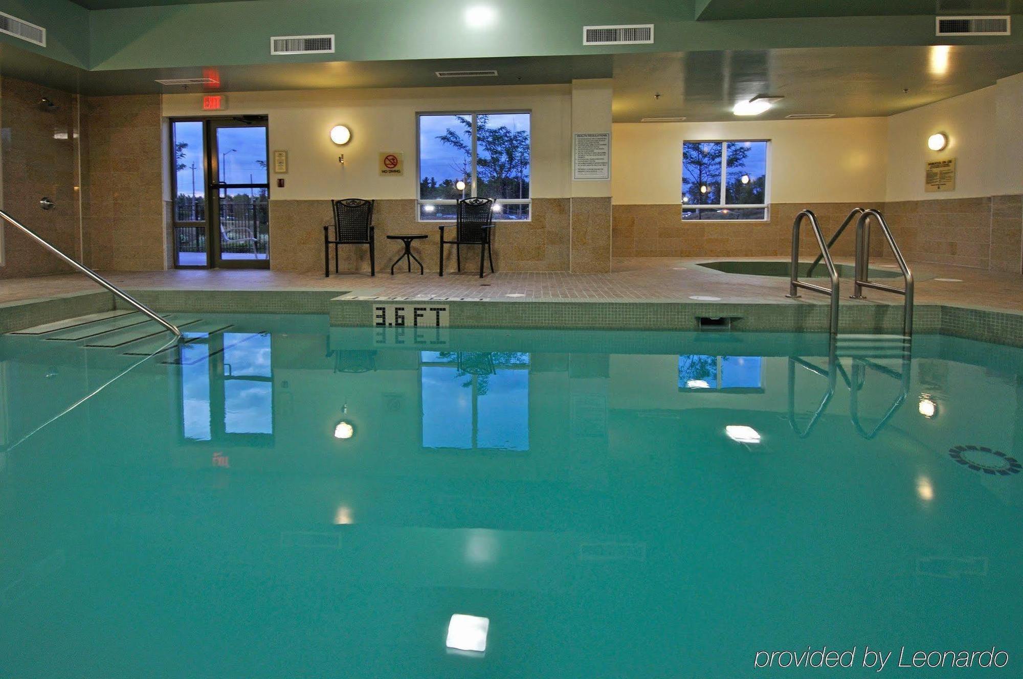 Holiday Inn Express Hotel & Suites Ottawa Airport By Ihg Exterior foto